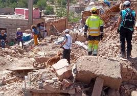 Bomberos forestales de la Generalitat trabajan en la búsqueda de víctimas atrapadas en las ruinas por el terremoto en Marruecos.