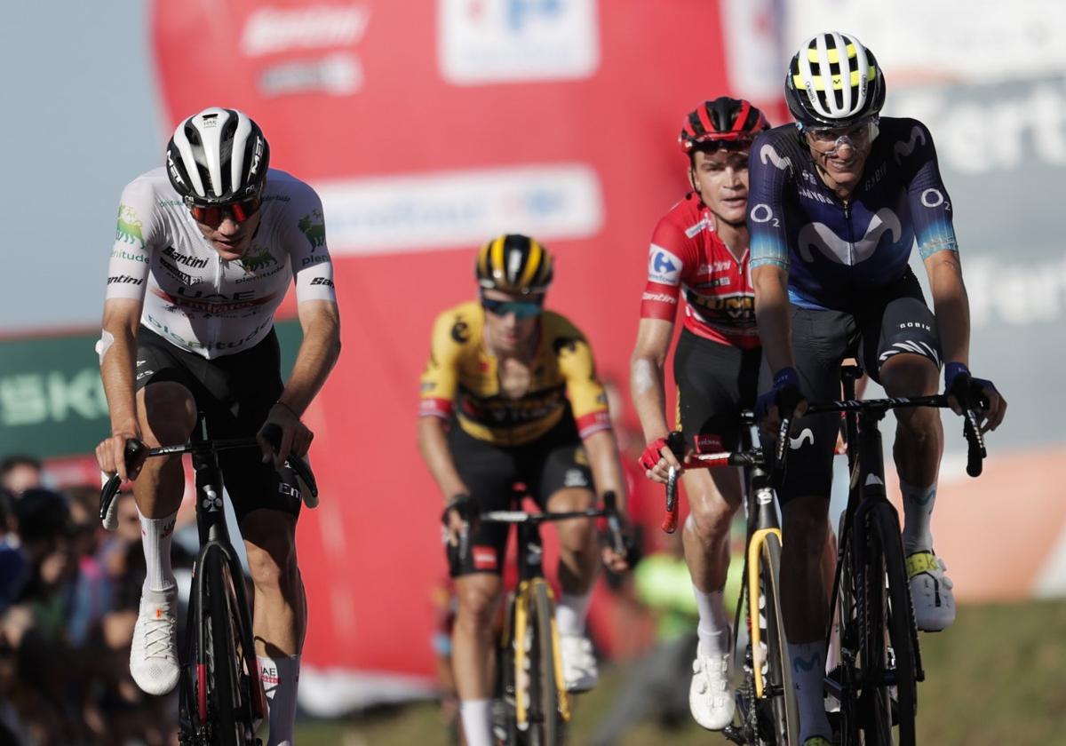 Meta. Juan Ayuso y Enric Mas preceden a Sepp Kuss yPrimoz Roglic en la llegada aLa Cruz de Linares.