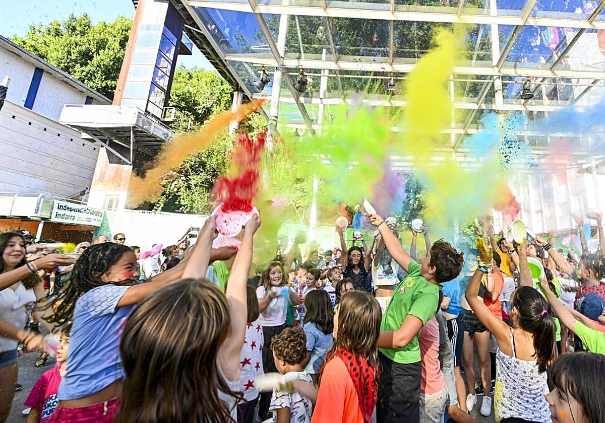 Los niños se lo pasaron en grande ayer en la Holi Festa.