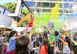 Los niños se lo pasaron en grande ayer en la Holi Festa.