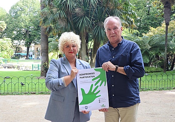 La diputada foral Maite Peña y el presidente de Afagi, Iñaki Olalde, han presentado el cartel para el Día del Alzheimer.