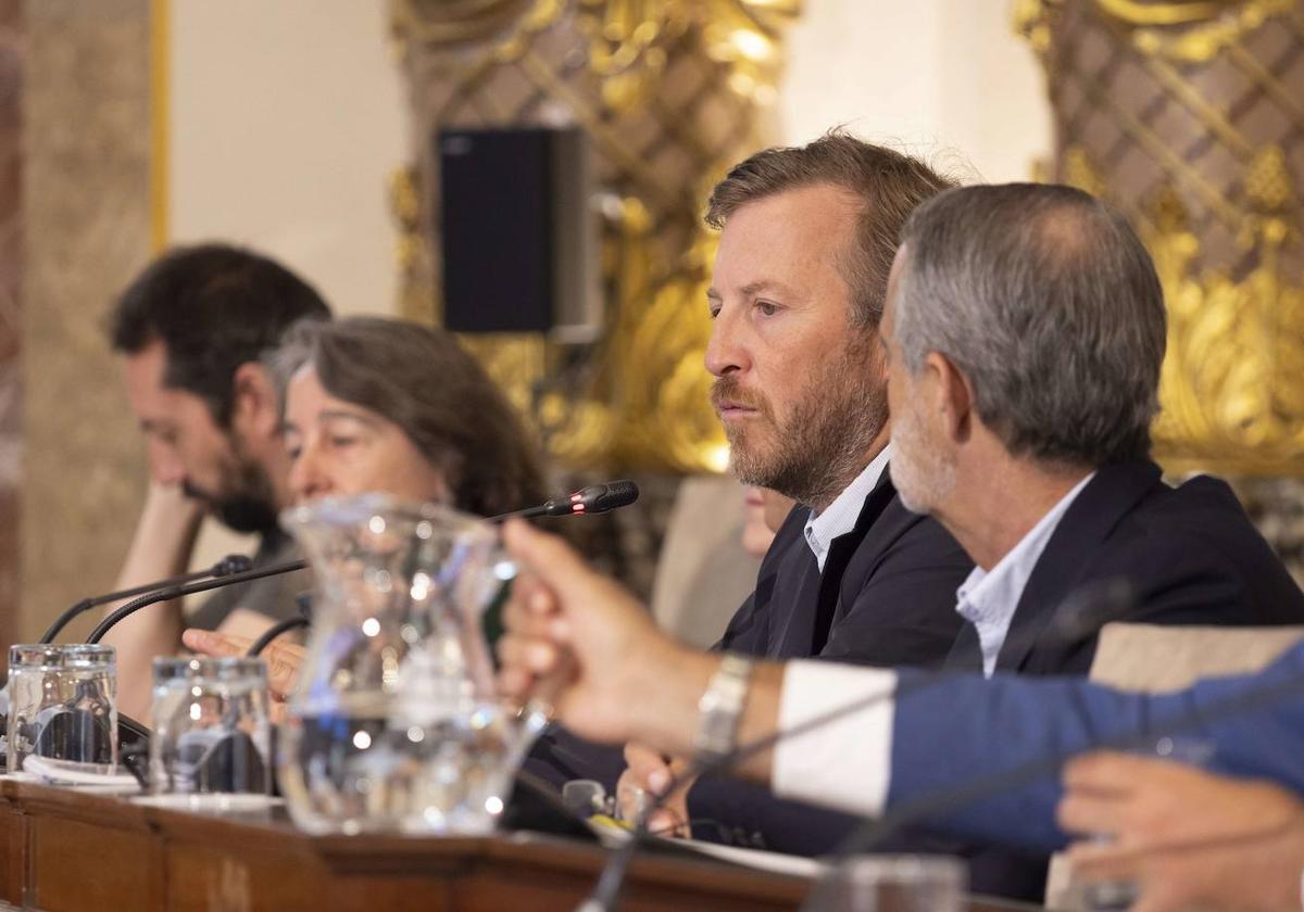 Borja Corominas (PP) y Marisol Garmendia (PSE), al fondo, durante un pleno en el Ayuntamiento de San Sebastián.