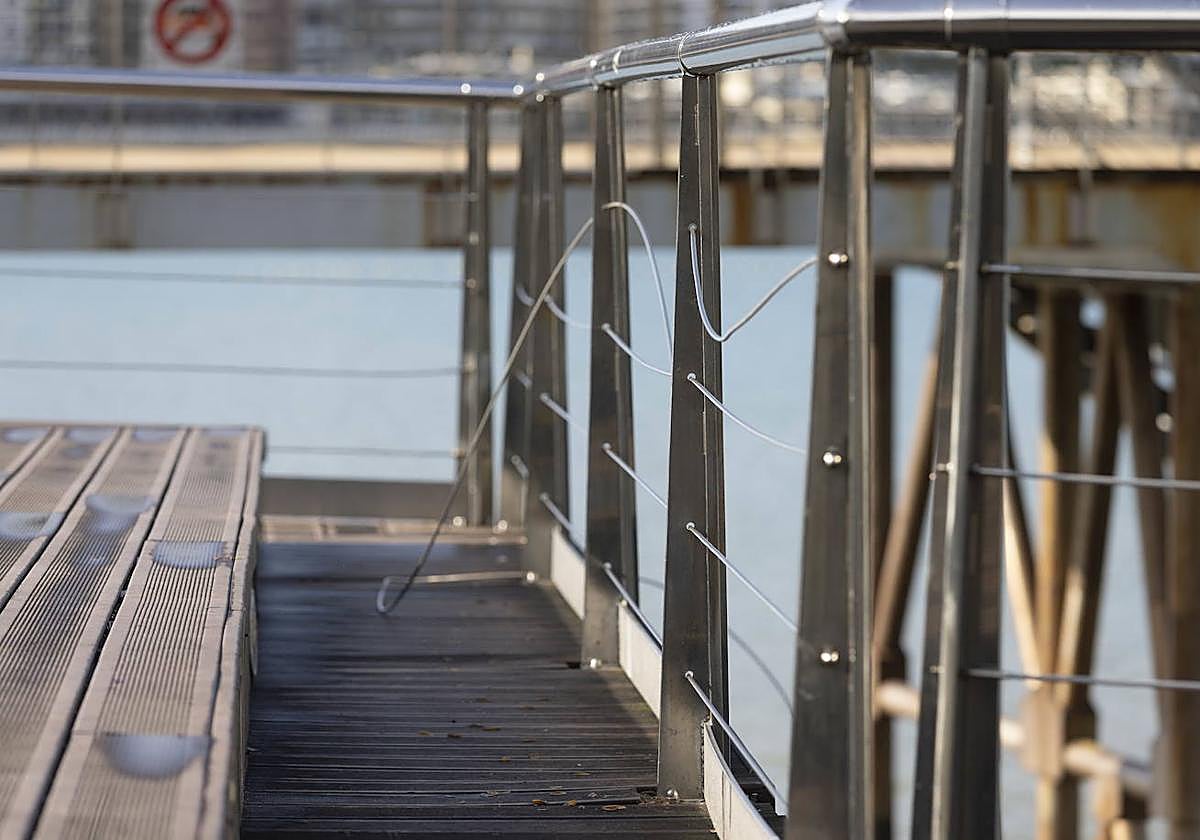 La barandilla del mirador existente junto al Náutico, uno de los puntos más atractivos de la ciudad, presenta una imagen mejorable. Uno de los cables de acero que protegen a los viandantes de caer al mar se ha roto y lleva varios días suelto. Sería conveniente que los responsables de su mantenimiento lo arreglasen cuanto antes.