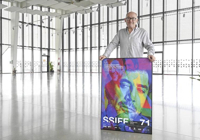 José Luis Rebordinos posa con el cartel de esta edición en el 'prisma' de Tabakalera. El premio Donostia a Bardem queda para el próximo año por la huelga de Hollywood.