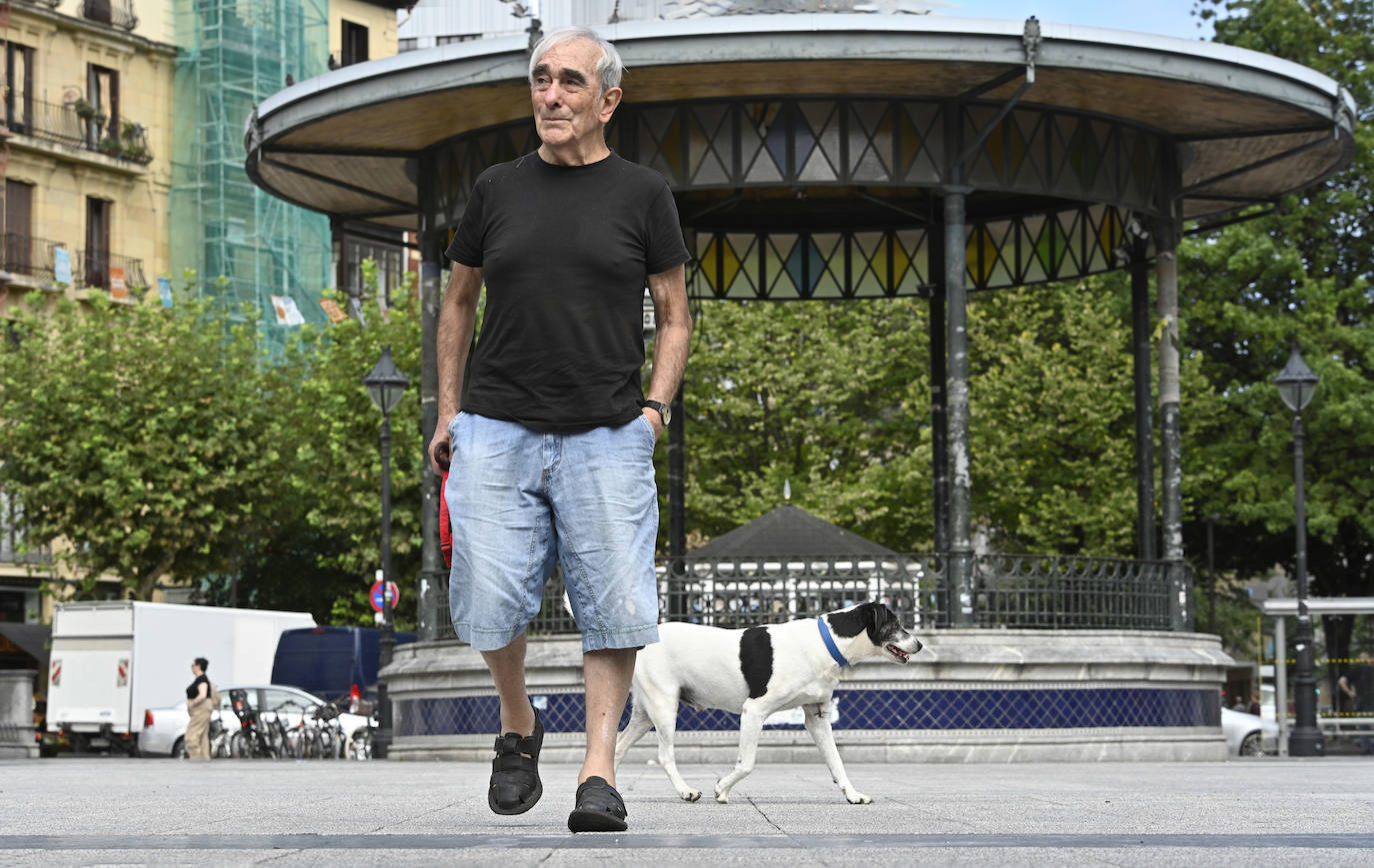 Paco Sagarzazu pasea por la Plaza de Easo de Donostia acompañado de su perro 'Hutch', adoptado hace un año por el actor en la Protectora de Animales.