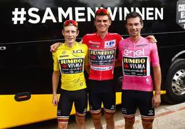 Vingegaard, con el maillot amarillo del Tour; Kuss, con el rojo de la Vuelta y Roglic, con el rosa del Giro.