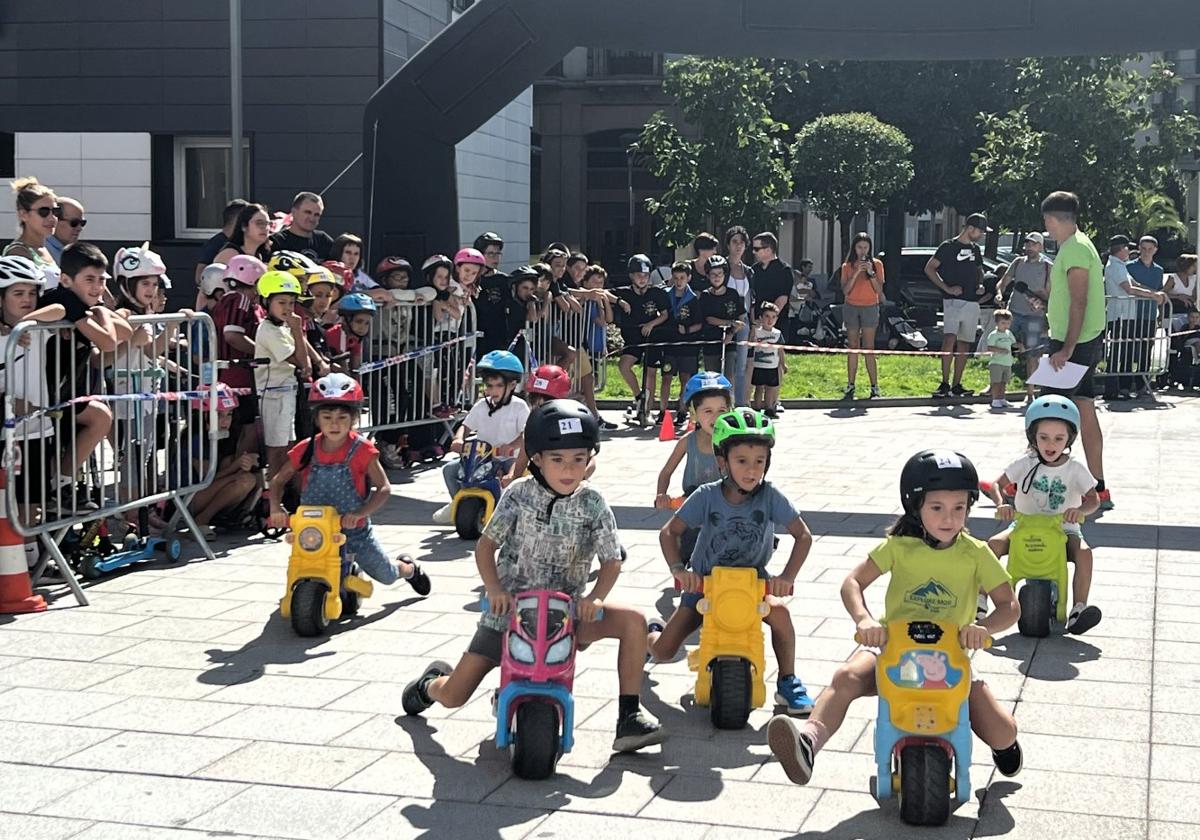 Gran ambiente en las carreras de motos de los más pequeños.