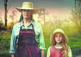 Sigourney Weaver (abuela) y Alyla Browne (nieta), en la interesante serie 'Las Flores Perdidas de Alice Hart'.