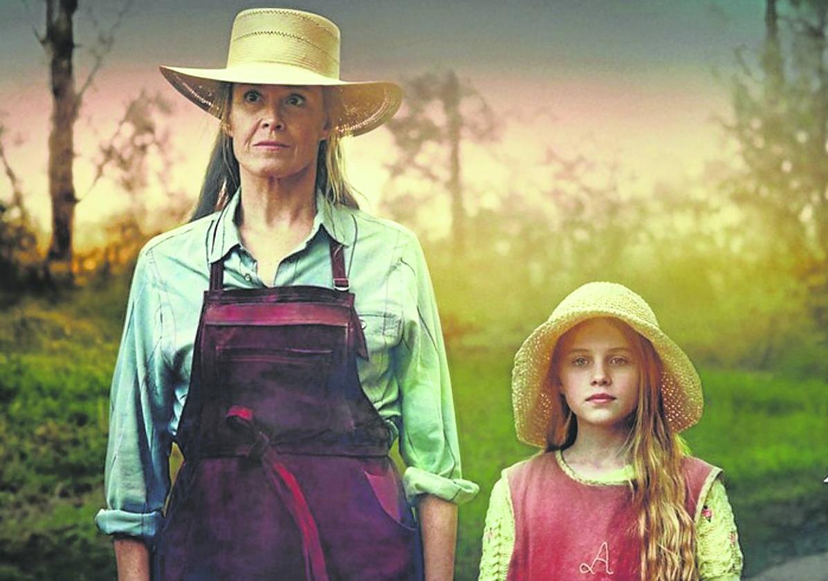 Sigourney Weaver (abuela) y Alyla Browne (nieta), en la interesante serie 'Las Flores Perdidas de Alice Hart'.