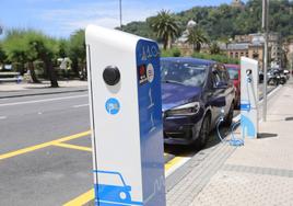 Un punto de recarga de coches eléctricos en Donostia.