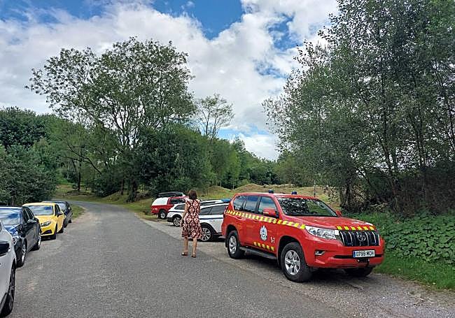 Coches de la Ertzaintza y de Bomberos en el lugar del suceso