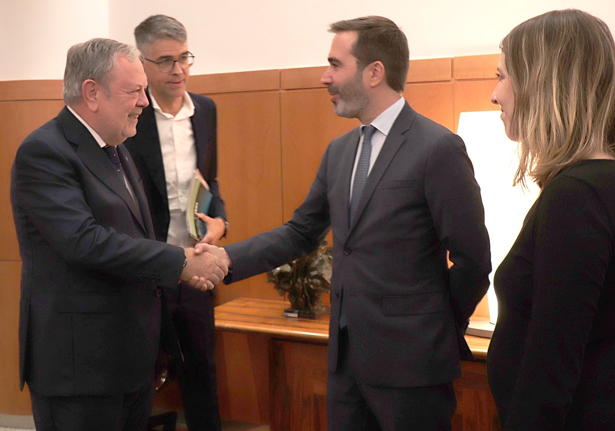 El consejero de Economía, Pedro Azpiazu, y el de Turismo, Comercio y Consumo, Javier Hurtado, en la reunión mantenida hoy en Lakua.