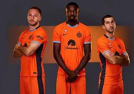 Los jugadores del Inter, con Thuram encabezando el anuncio, posan con la nueva camiseta.