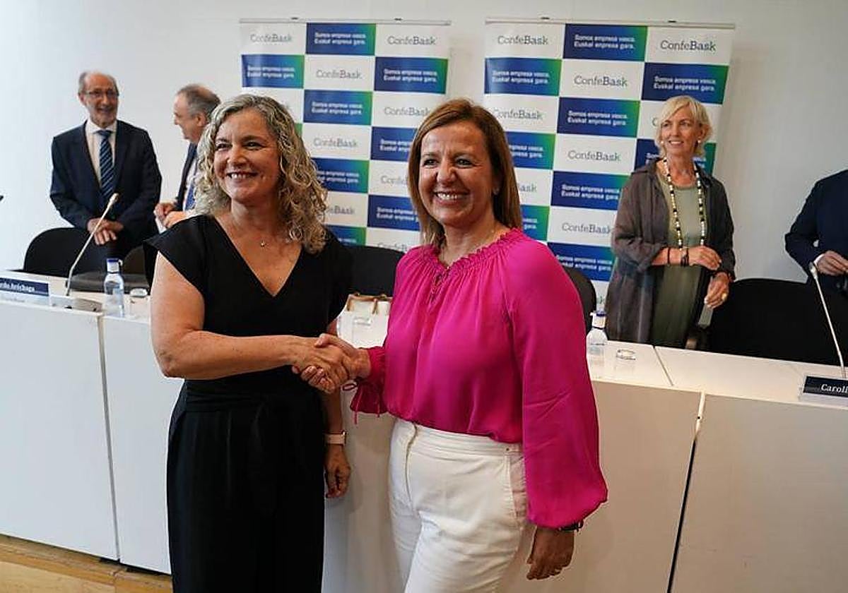 La actual presidenta de Confebask, Tamara Yagüe (dcha.) saluda a su antecesora, Isabel Busto.