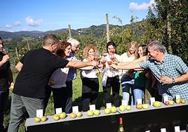 Productores y sidreros brindan con el caldo de la nueva cosecha.