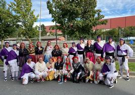 Dantzaris de Lurra. Vistieron de bailes las ca- lles de Urretxu dentro de la Euskal Jaia.