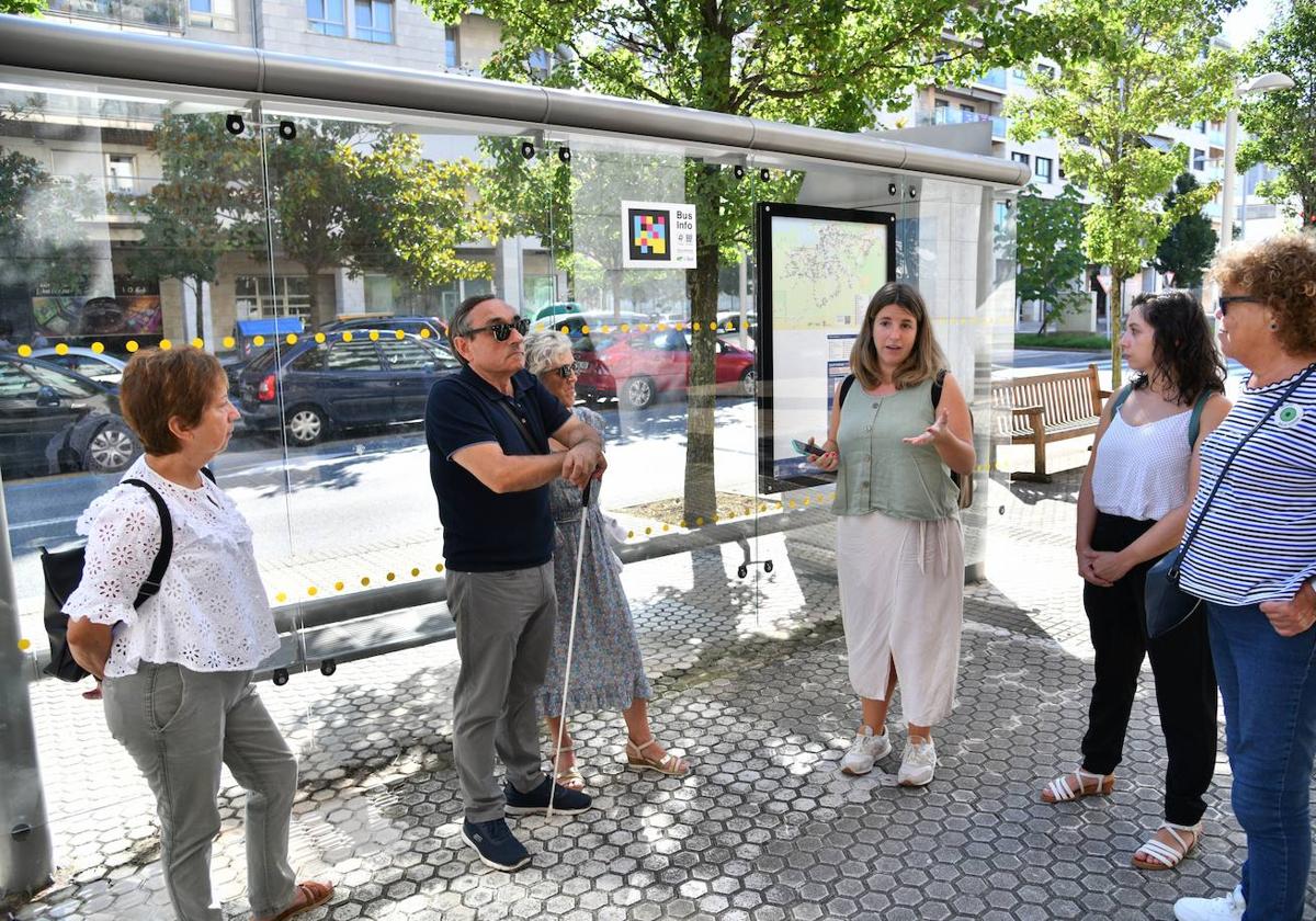 Las marquesinas de Dbus estrenan un sistema de guiado para personas con discapacidad visual
