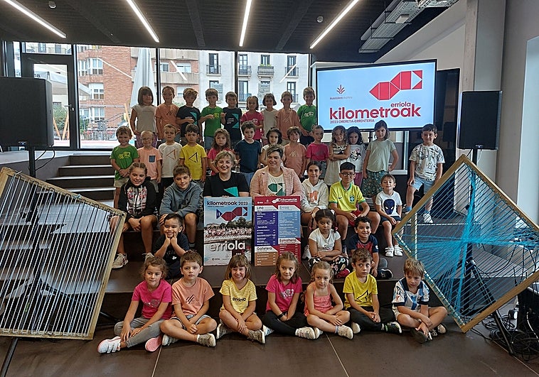 Orereta Ikastolako haurrak Erriola abestia dantzatu dute aurkezpenean.