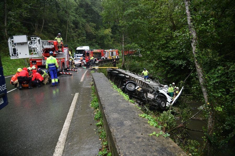 Rescate de un camionero en Urretxu