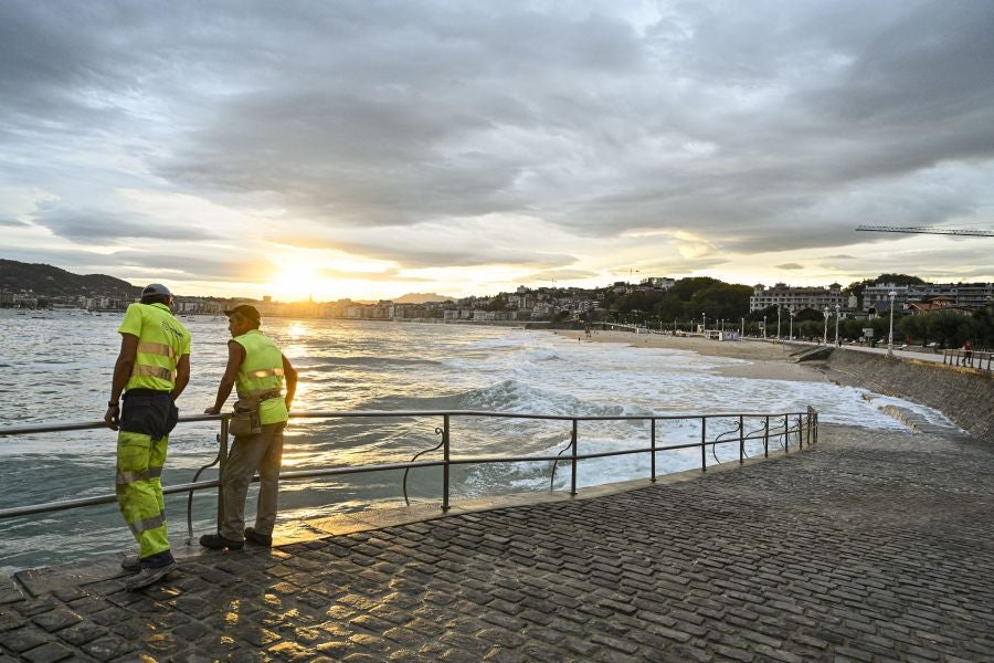 Las olas protagonistas en una jornada gris