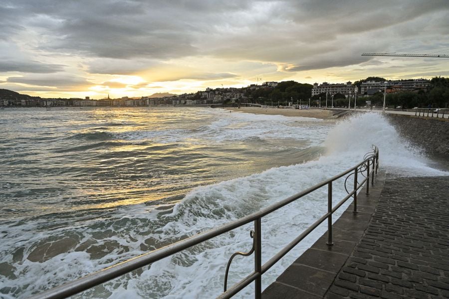Las olas protagonistas en una jornada gris