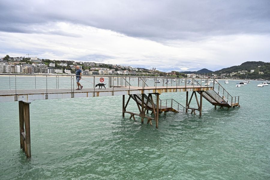 Las olas protagonistas en una jornada gris