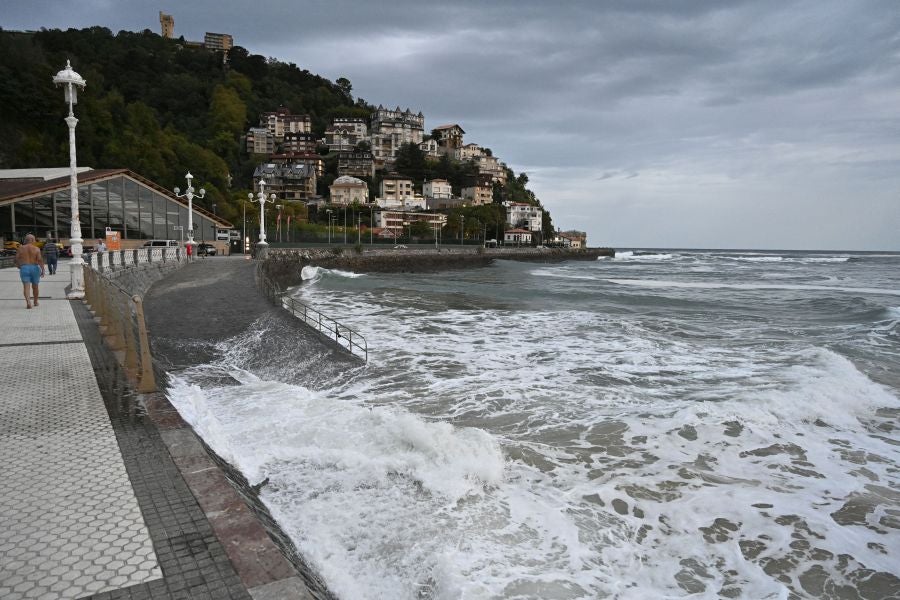 Las olas protagonistas en una jornada gris