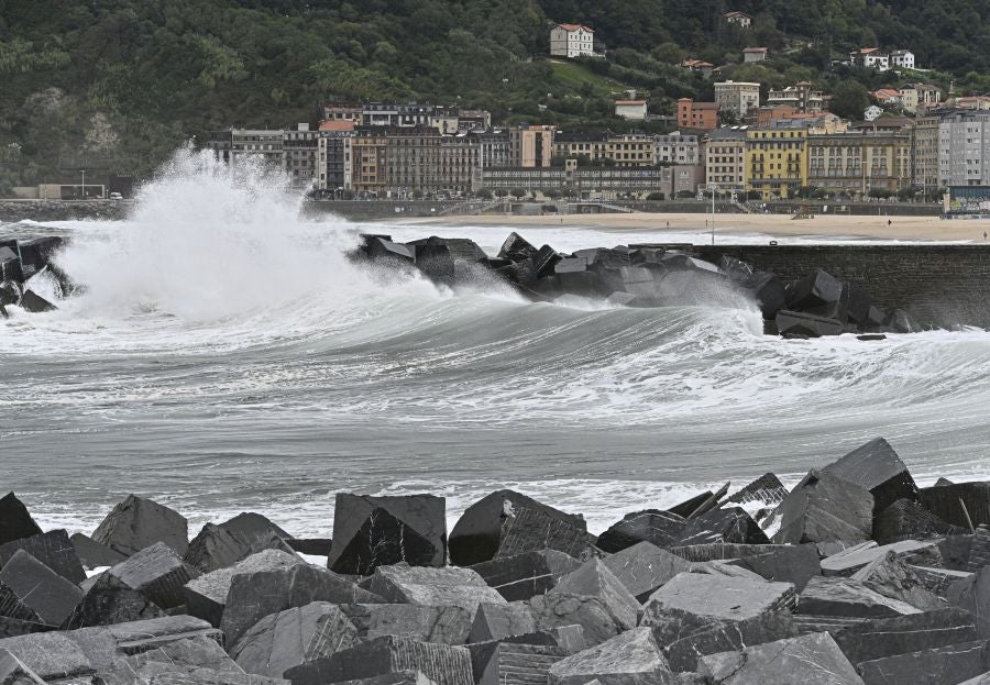 Las olas protagonistas en una jornada gris