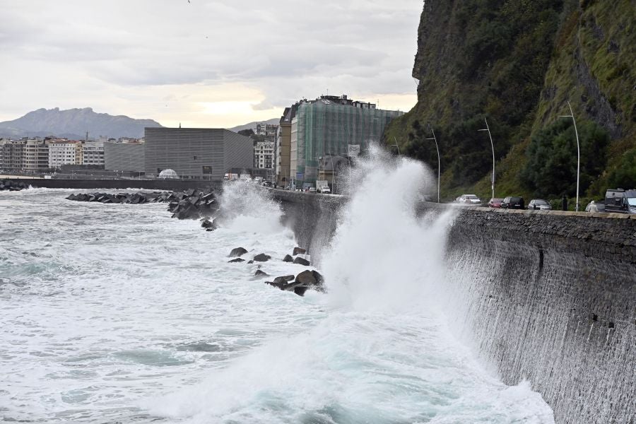 Las olas protagonistas en una jornada gris