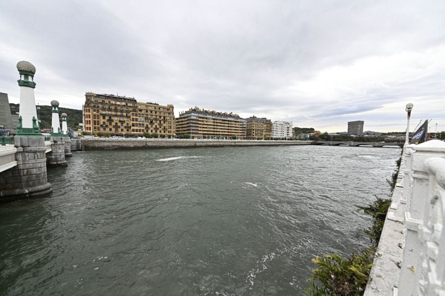 Las olas protagonistas en una jornada gris