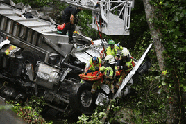 Un camionero se ha precipitado al río en Urretxu.