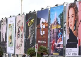 Los carteles de las películas engalanan la ciudad.