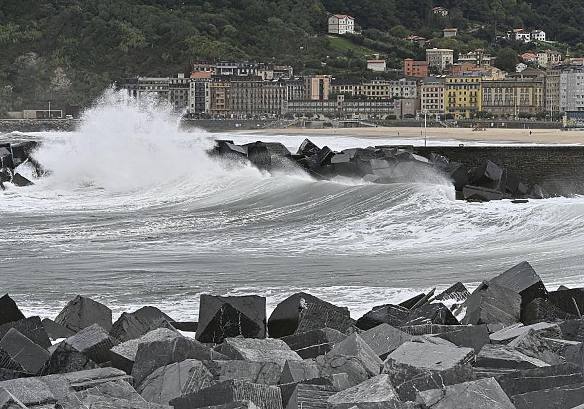 Olas este jueves en San Sebastián.