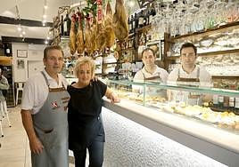 La familia de Karrika Taberna , en la suculenta barra repleta de pintxos.