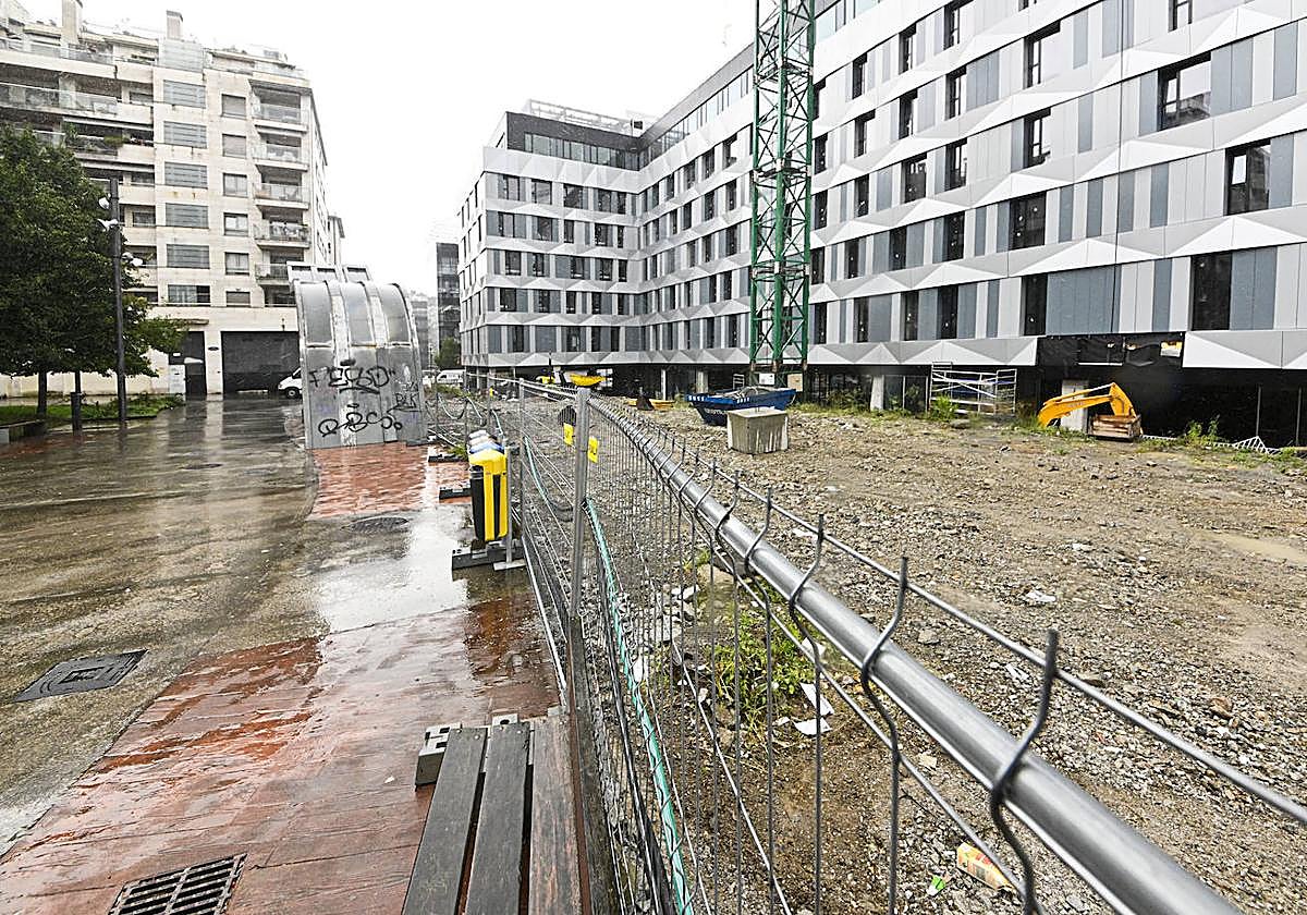 La plaza Jesús María Alkain de Riberas de Loiola, con el futuro hotel-residencia de estudiantes a la derecha.
