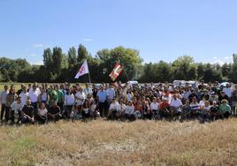 Miembros del EBB y de EGI, ayer en las campasde Foronda donde se celebra este domingo el Alderdi Eguna.