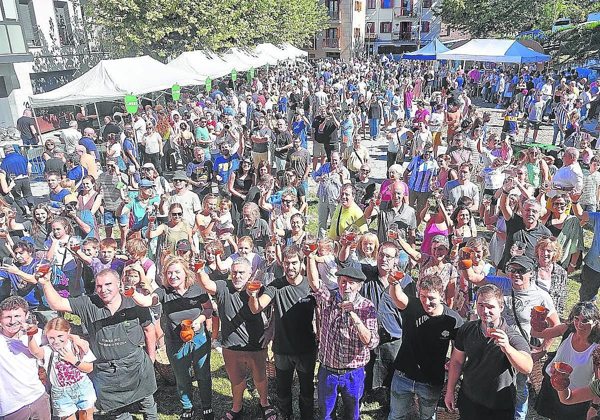Multitudinario brindis celebrado este domingo en Foru plaza durante el transcurso de una nueva edición del Sagar Uzta.