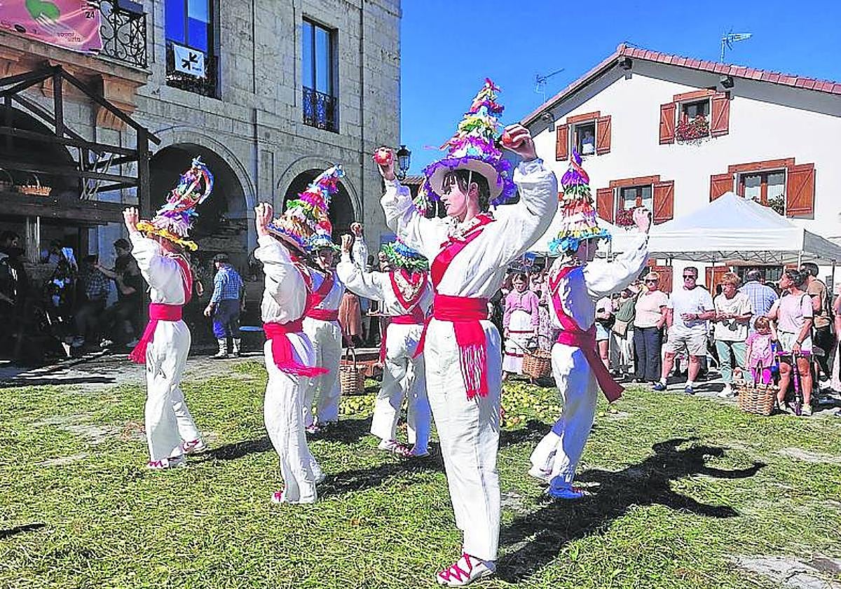 Imagen principal - Dantzaris de Astigar bailaron la 'sagar dantza', los niños disfrutaron ayudando a elaborar el dulce clado y los asistentes probando el primer mosto. 