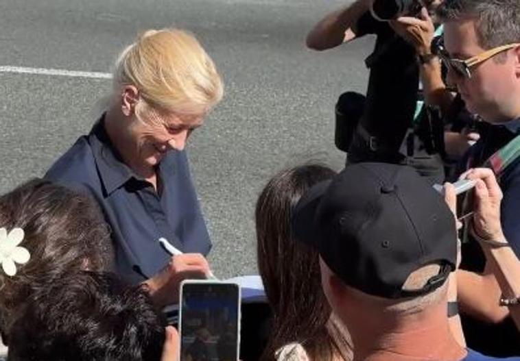 Ana Duato firma un autógrafo a su llegada al Hotel María Cristina.