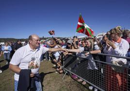 Ortuzar saluda a los militantes del partido en el Alderdi Eguna.