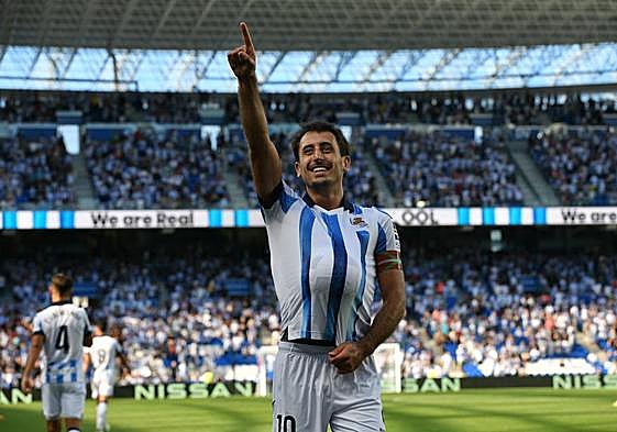 Mikel Oyarzabal se mete el balón debajo de la camiseta para celebrar el cuarto gol de la Real, segundo de su cuenta particular.