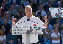 El lehendakari interviene durante la celebración del Alderdi Eguna, en las campas de Foronda