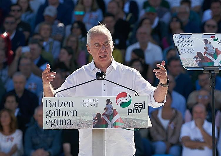El lehendakari interviene durante la celebración del Alderdi Eguna, en las campas de Foronda