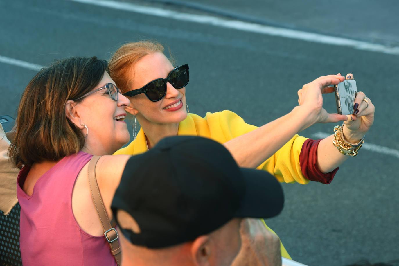 Jessica Chastain ilumina Donostia con su glamour reivindicativo