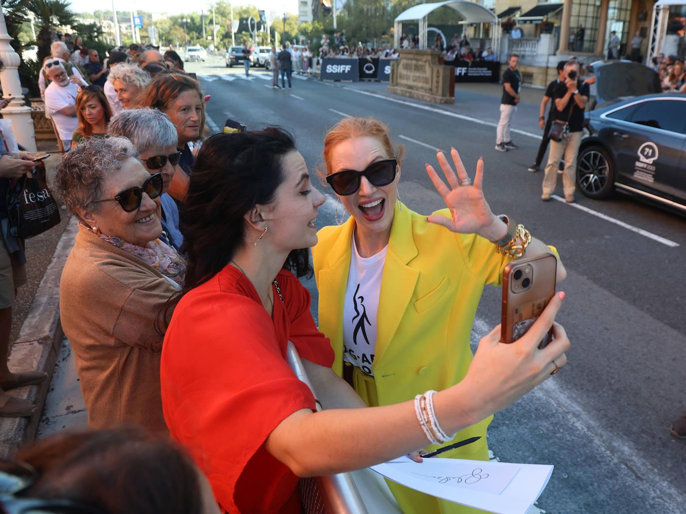 Jessica Chastain ilumina Donostia con su glamour reivindicativo