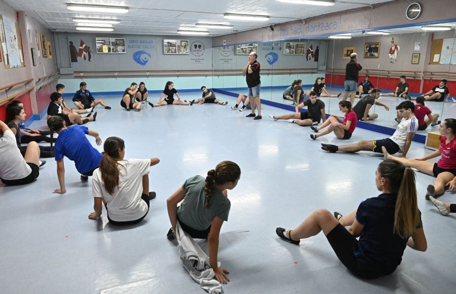 Los dantzaris de Gero Axular, listos para su aventura