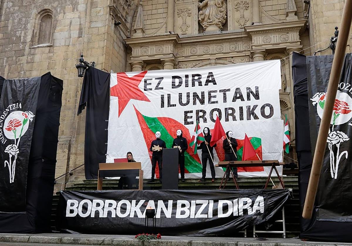 Acto de Jardun en la Herriko Enparantza de Errenteria.