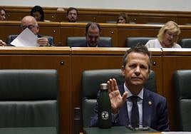 El consejero de Educación, Jokin Bildarratz, al inicio de un pleno en el Parlamento Vasco la pasada semana.