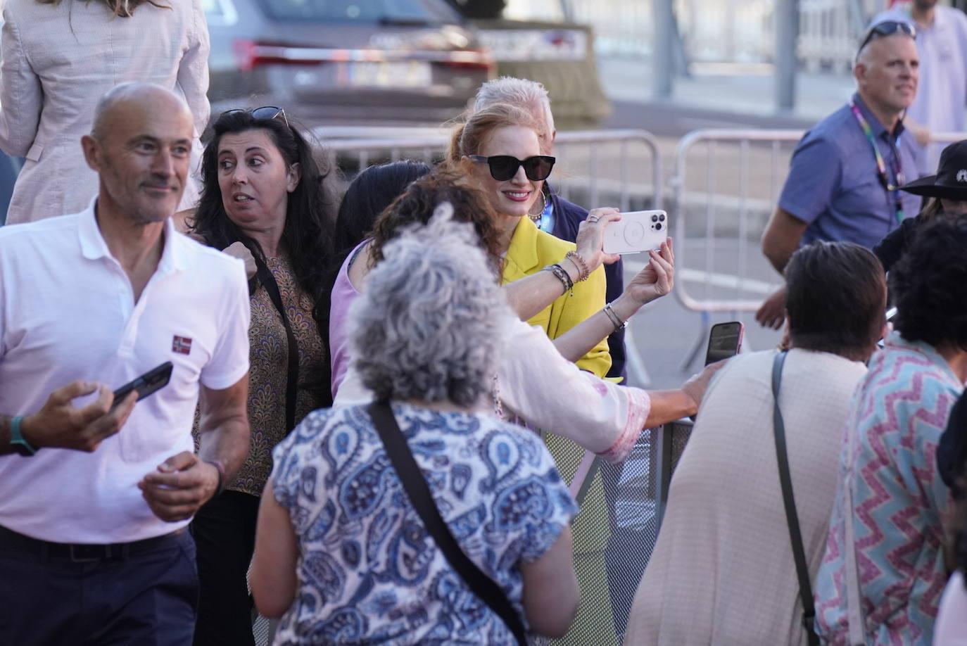 Jessica Chastain ilumina Donostia con su glamour reivindicativo