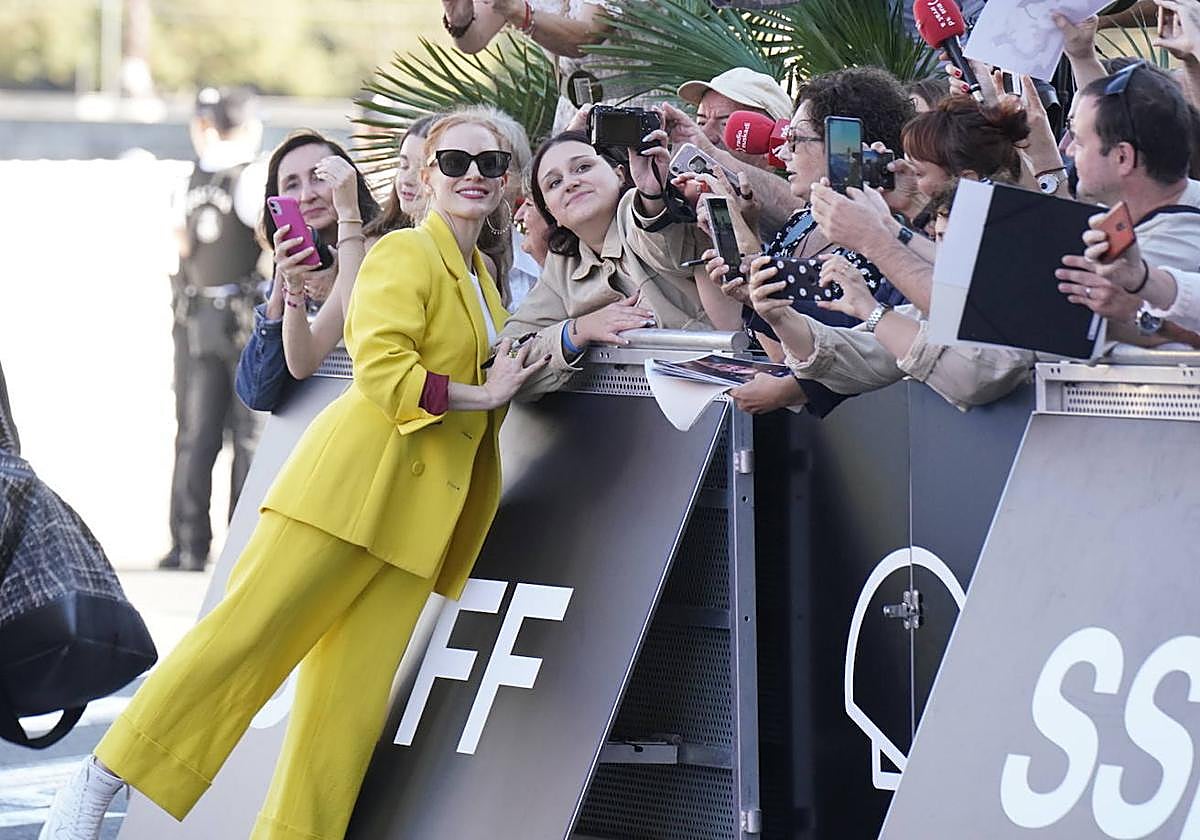 Jessica Chastain ilumina Donostia con su glamour reivindicativo